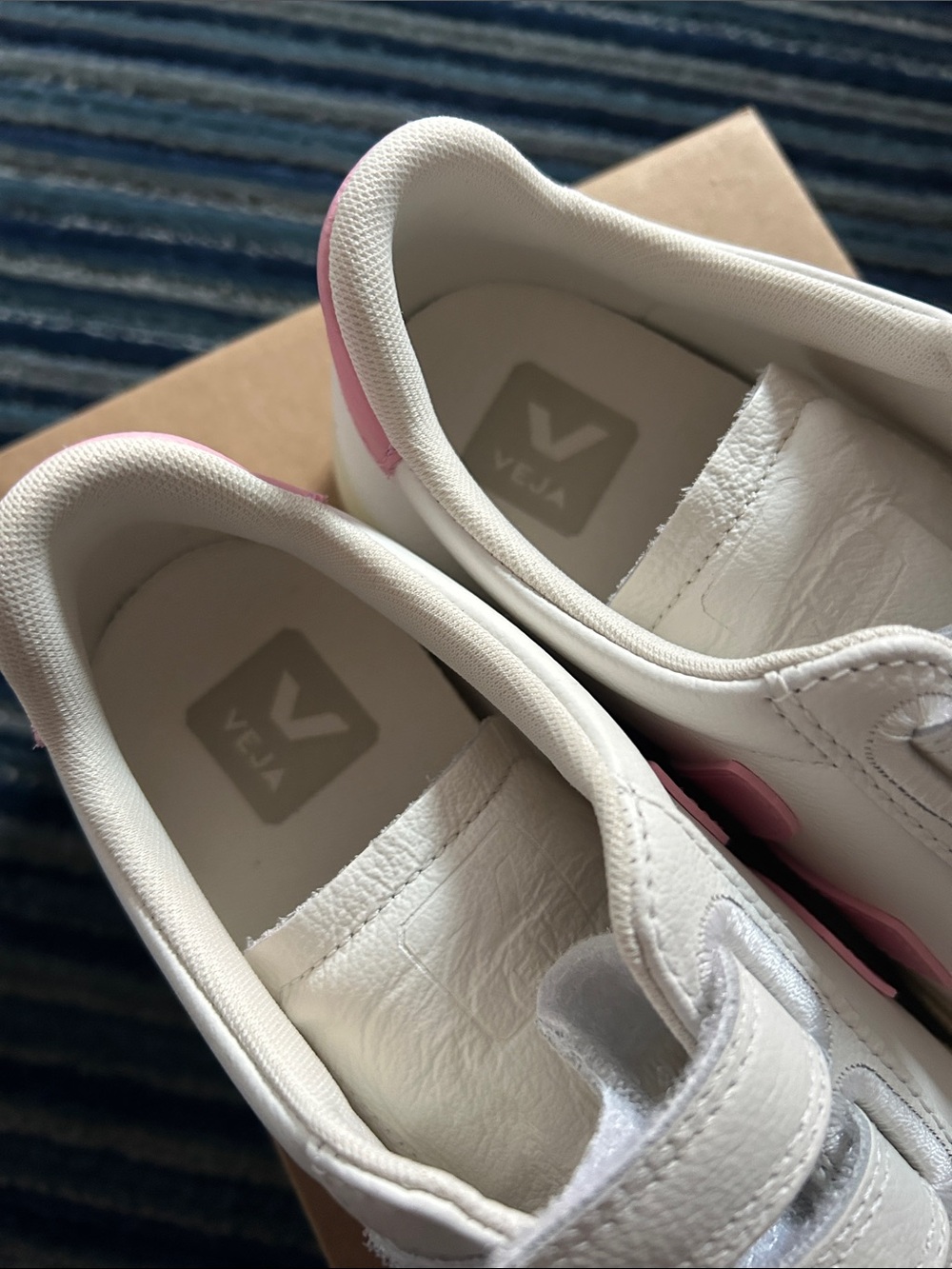 NIB Veja White Sneakers with Pink V Logo and Velcro Straps size us 6 - Picture 3 of 5